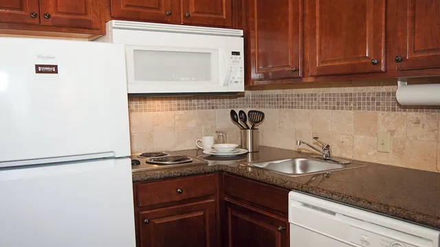 جناح استوديو بسرير كوين بمطبخ، Staybridge Suites Wichita 3/3