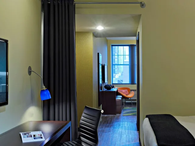 جناح بسرير كينج مع أريكة بمنطقة جلوس، ACME Hotel Chicago, Outset Collection by Hilton 3/3