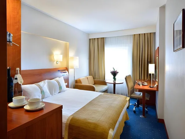 جناح بسرير كوين بغرفة نوم واحدة مع أريكة بمنطقة جلوس، Holiday Inn Istanbul City 2/4
