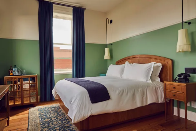 غرفة بسرير مزدوج لذوي الإعاقة، The Drayton Hotel Savannah, Curio Collection by Hilton 1/2