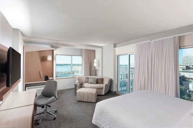 غرفة بسرير كينج مع أريكة، Courtyard By Marriott Baton Rouge Downtown 1/3