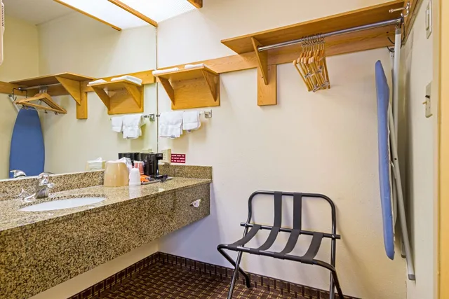 1 King Bed - Non-Smoking, Micfridge، Motel6 Portland, OR – Southeast 5/6