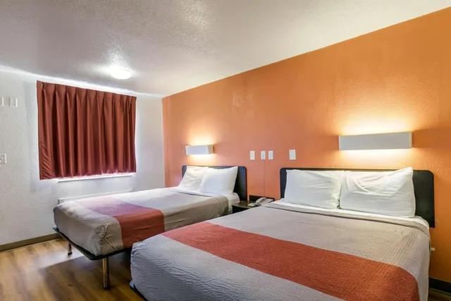 2 Queen Beds - Mobility Accessible Ri Shwr، Motel6 Dothan, AL 2/9