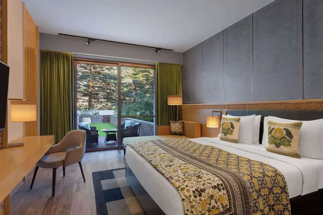غرفة كلوب بسرير كينج بشرفة، Hyatt Regency Dharmshala Resort 1/4