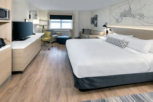 غرفة ديلوكس بسرير كينج مع أريكة، The Insignia Hotel, Sarnia, a Tribute Portfolio Hotel 1/5