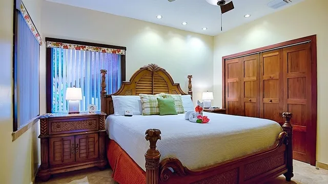 غرفة بسرير كينج بإطلالة على المسبح بغرفة نوم واحدة مع أريكة، Infinity Bay Beach Resort 2/3