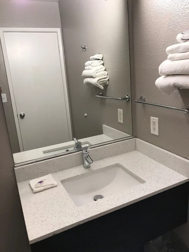 غرفة ديلوكس بسريرين مزدوجين، Motel6 Fort Wayne, IN 8/10