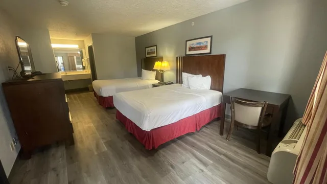 جناح عائلي بسرير كينج وسرير كوين بغرفتي نوم بمطبخ، Days Inn & Suites by Wyndham Winnie 3/5