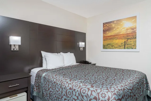 Standard, Queen Bed, Accessible, Days Inn By Wyndham Faribault 3/5