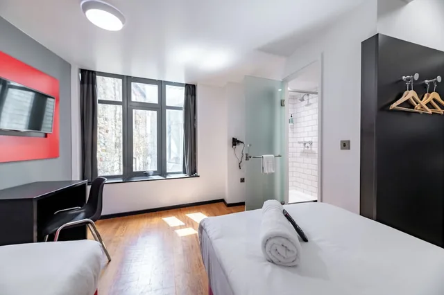Superior, Twin Beds, easyHotel Newcastle City Centre 3/10