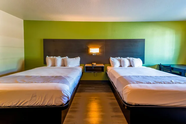 room, 2 queen beds, Oyo Hotel Yoakum West 2/8