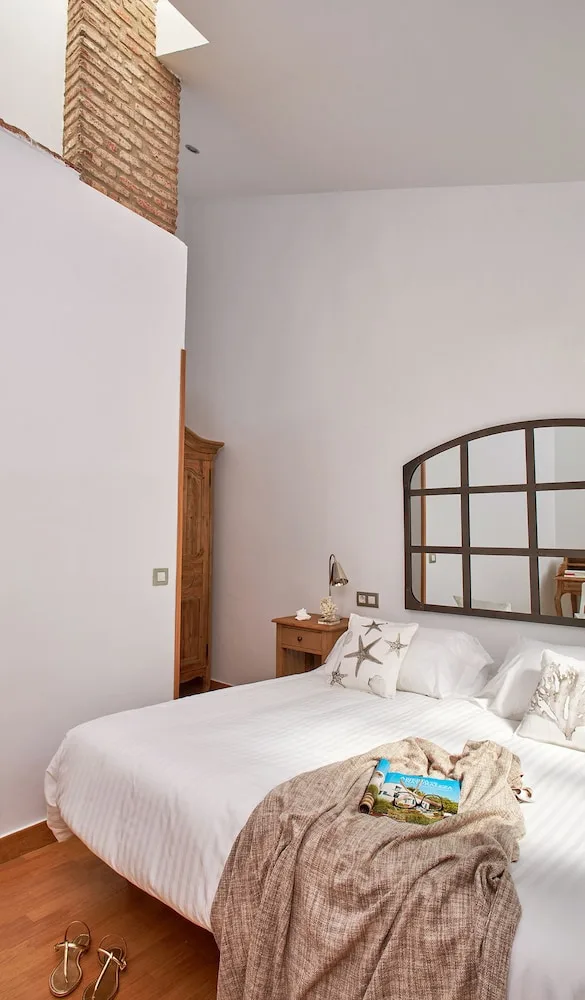 شقة بثلاثة أسرّة بغرفتي نوم مع أريكة، Lodgingmalaga Plaza de La Constitucion 1/3