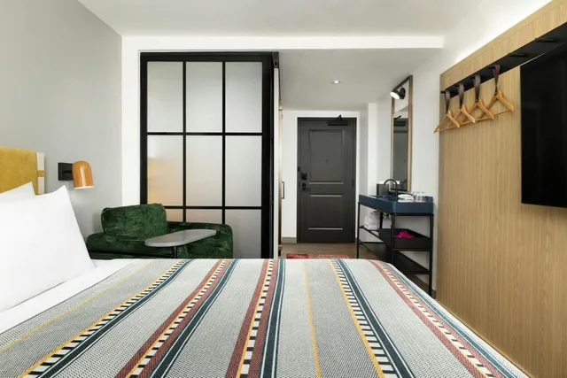 غرفة بسرير كينج بشرفة، Moxy Asheville 1/3