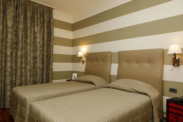 غرفة بسريرين منفصلين، Hotel Lancaster 1/6