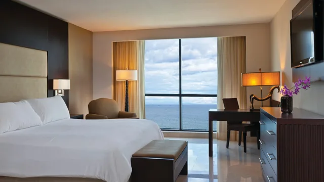 غرفة بريميوم بسرير كينج بإطلالة على البحر، Intercontinental Miramar Panama 3/6