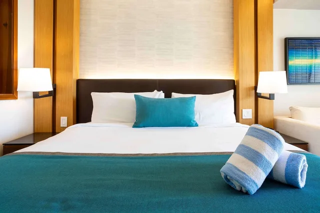 جناح ديلوكس بسرير كينج بإطلالة على البحر بغرفة نوم واحدة، Sonesta Ocean Point Resort - Adults Only 2/3