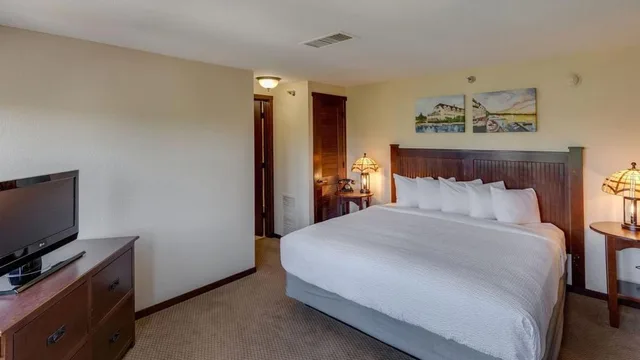 جناح بسرير كينج، Chase On The Lake Resort Hotel 1/3