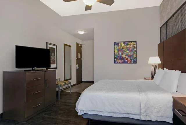 Standard, King Bed, Balcony, Accessible, Hampton Inn & Suites Austin At The University / Capitol 8/10