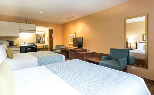 غرفة قياسية بسرير مزدوج، Accent Inn Kelowna 3/7