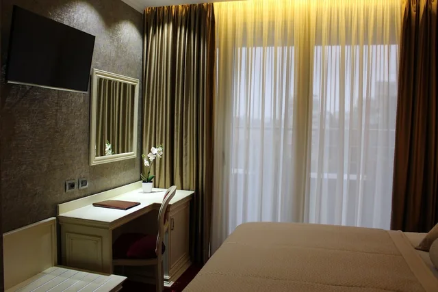 غرفة سوبيريور بسرير كوين بشرفة، Grand Hotel & Spa Tirana 4/4