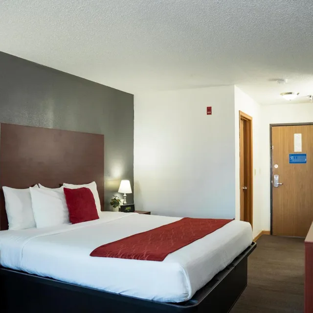 جناح بسرير كينج بجاكوزي، New Victorian Inn York 1/8