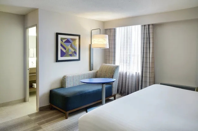 Standard, King Bed, Extra Floor Space، Holiday Inn Express Toronto Downtown 3/9