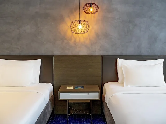 غرفة سوبيريور بسريرين منفصلين بإطلالة على المدينة، Pullman Hotel Sharjah 2/6