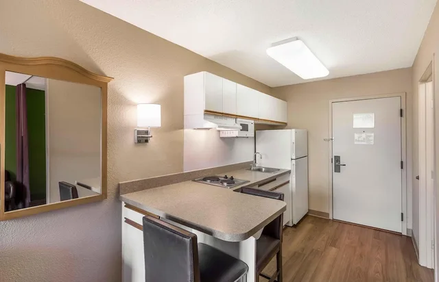 استوديو بسرير كوين، Studio 6 Extended Stay Milwaukee Brookfield WI 8/8