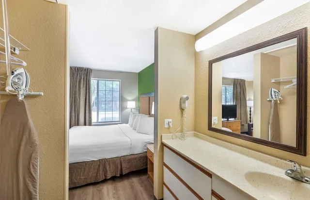 استوديو بسرير كوين، Studio 6 Extended Stay Milwaukee Brookfield WI 7/8