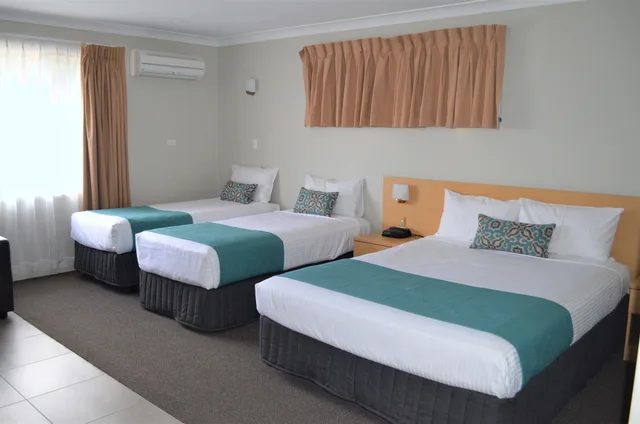غرفة عائلية بسرير كوين وسريرين منفصلين، BATHURST MOTOR INN 2/5