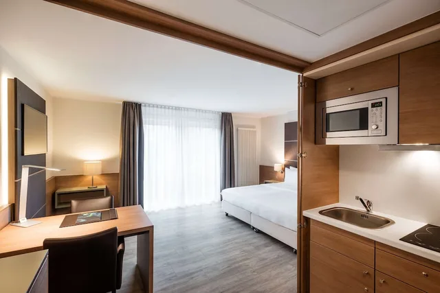 غرفة بريميوم بسرير كينج، Lindner Hotel Dusseldorf Airport, part of JdV by Hyatt 4/6