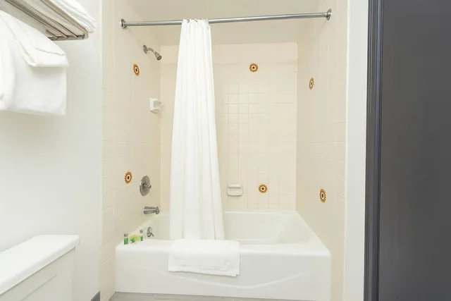 Room, King Bed, Bay View, Sofa، Oyster Bay Inn & Suites 2/2
