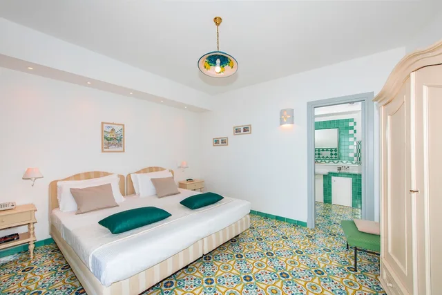 غرفة ديلوكس بسرير مزدوج بإطلالة على البحر بشرفة، Grand Hotel Tritone 4/10
