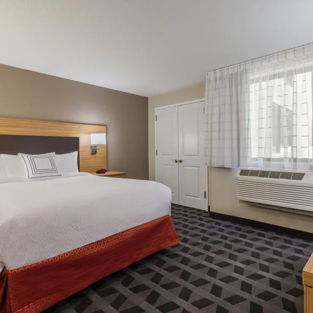 جناح بسرير كينج بغرفة نوم واحدة مع أريكة لذوي الإعاقة، TOWNEPLACE SUITES LATHAM ALBANY AIRPORT 1/10
