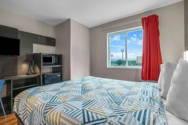 1 Queen Bed - Mobility Accessible Tub, Micfridge, Non-Smoking، Motel6 Montgomery, AL - Airport 5/10