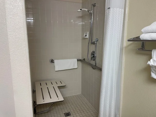 غرفة مفردة بسرير كوين لذوي الإعاقة، Harvest Inn, Dixon/ UC Davis 3/3