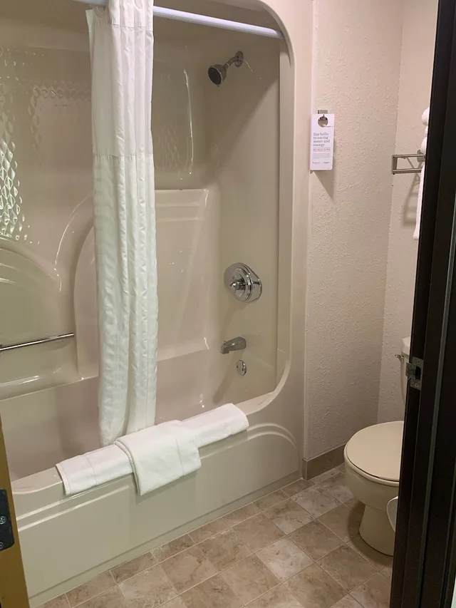 غرفة بريميوم بسرير كينج بجاكوزي، Ramada By Wyndham Hancock Waterfront 4/4