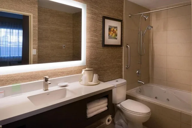 جناح بسرير كينج بحوض جاكوزي، Holiday Inn Express Hotel Suites Pasadena Colorado Boulevard 3/3