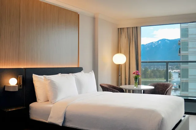 Renovated, King Bed, Harbour View، Pinnacle Vancouver Harbourfront (Ex Renaissance) 2/4