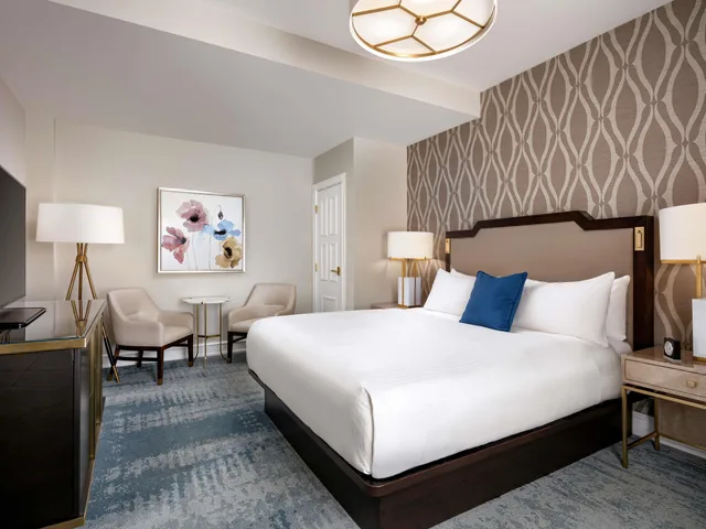 جناح تنفيذي بسرير كينج، Fairmont Empress Hotel 1/1