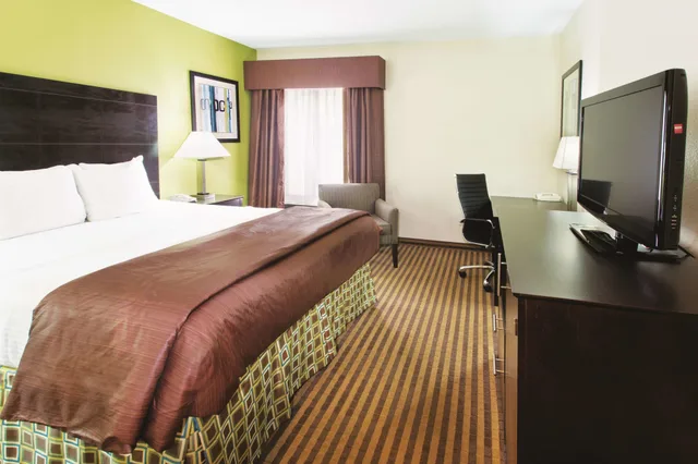 غرفة ديلوكس بسرير كينج، City Express By Marriott Grove City 2/3
