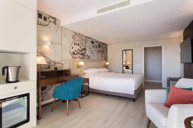 غرفة ديلوكس بسرير مزدوج بإطلالة على المسبح، Four Points by Sheraton Sesimbra 3/6