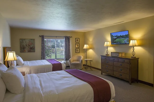 غرفة بسريرين كوين، Swan Lake Resort 1/5