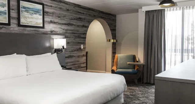 غرفة قياسية بسرير كينج بشرفة، Best Western Parkway Hotel Toronto North 6/10