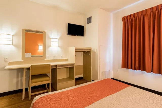 Suite, King and Queen Bed, Motel6 Newport, TN 5/7