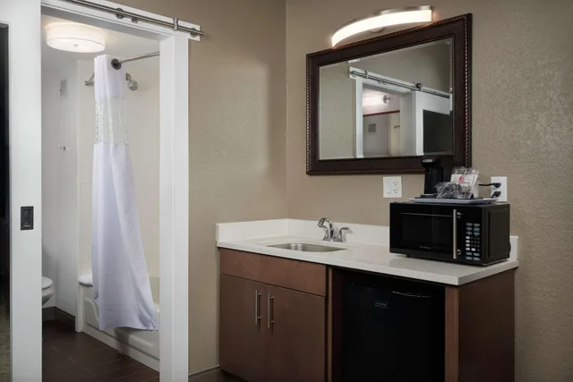 جناح بسرير كينج بغرفة نوم واحدة مع أريكة، Hampton Inn Hanover 3/3