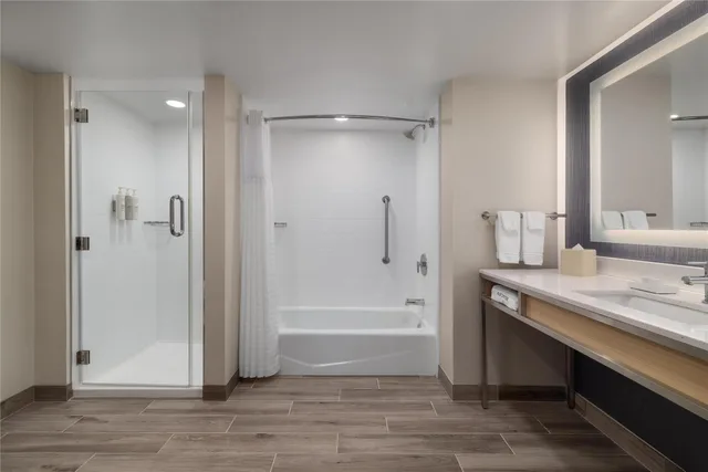 جناح تنفيذي بسرير كينج بغرفة نوم واحدة مع أريكة، Hilton Garden Inn Washington DC/Greenbelt 1/2