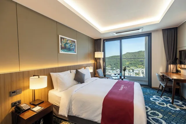 غرفة بسرير مزدوج بإطلالة على الجبل لذوي الإعاقة، Ramada Plaza by Wyndham Dolsan Yeosu 2/3