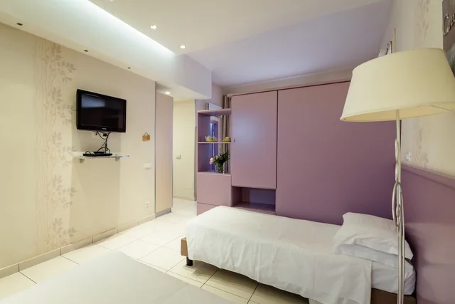 استوديو بثلاثة أسرّة في الملحق، Albergo Centrale Bologna 3/7