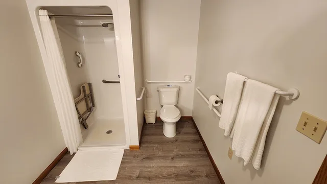غرفة بسرير كينج لذوي الإعاقة، Econo Lodge Lakeshore 3/3